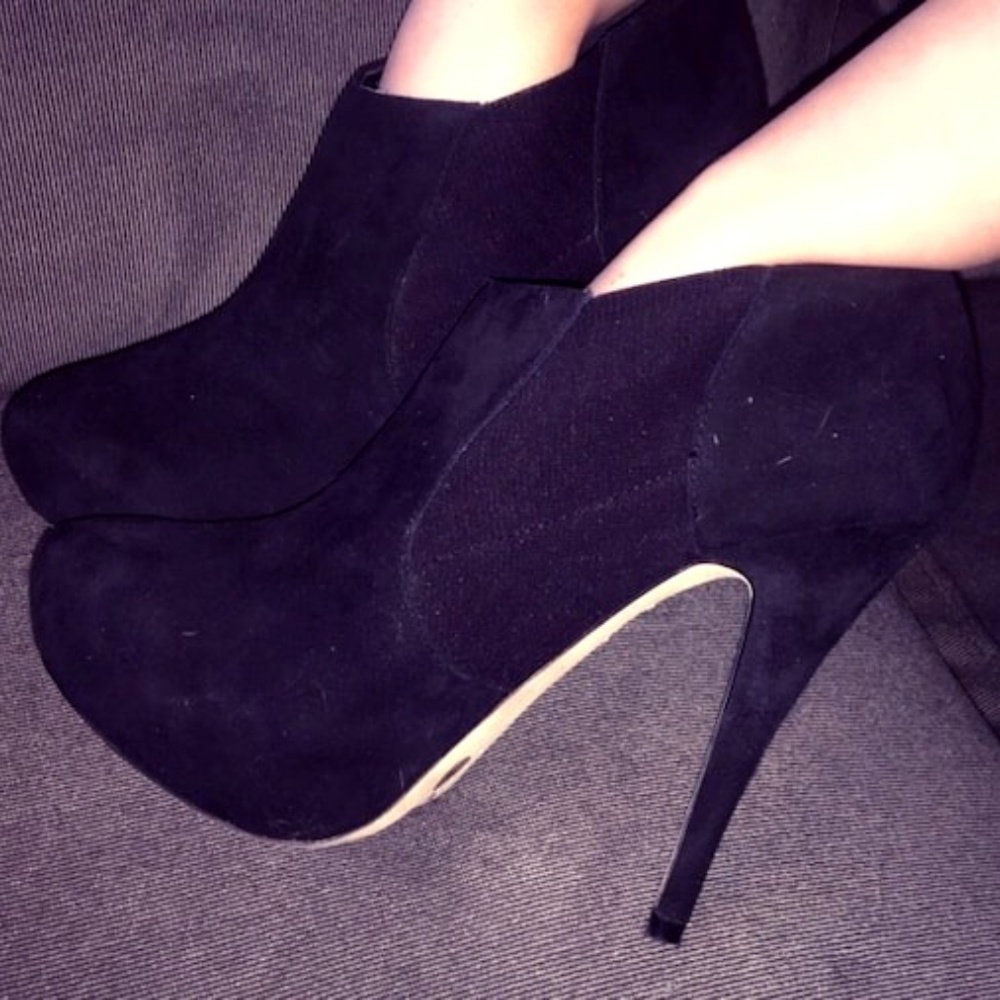 Vince Camuto Black Suede Ankle Boooties, Size 5.5